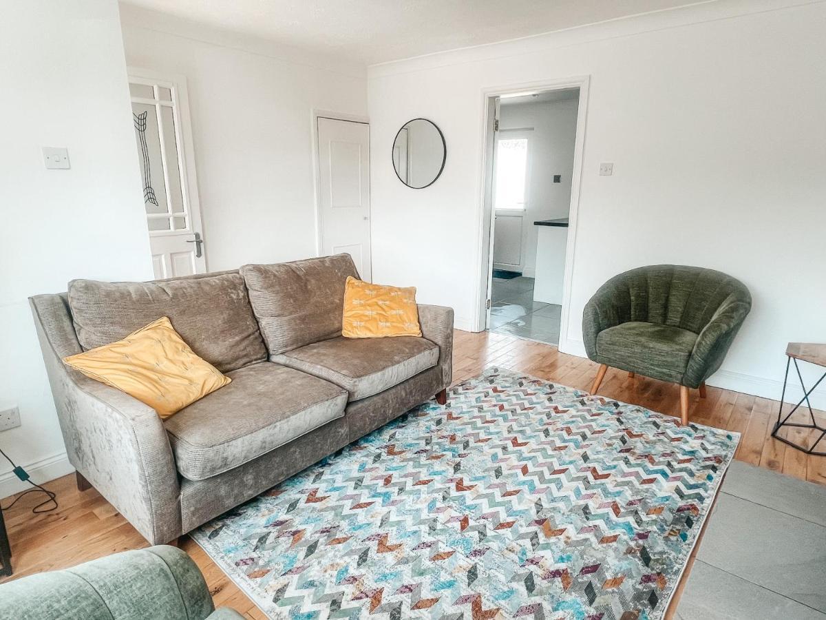 Staybynumbers - Spacious Three Bed House Royal Hillsborough Dış mekan fotoğraf