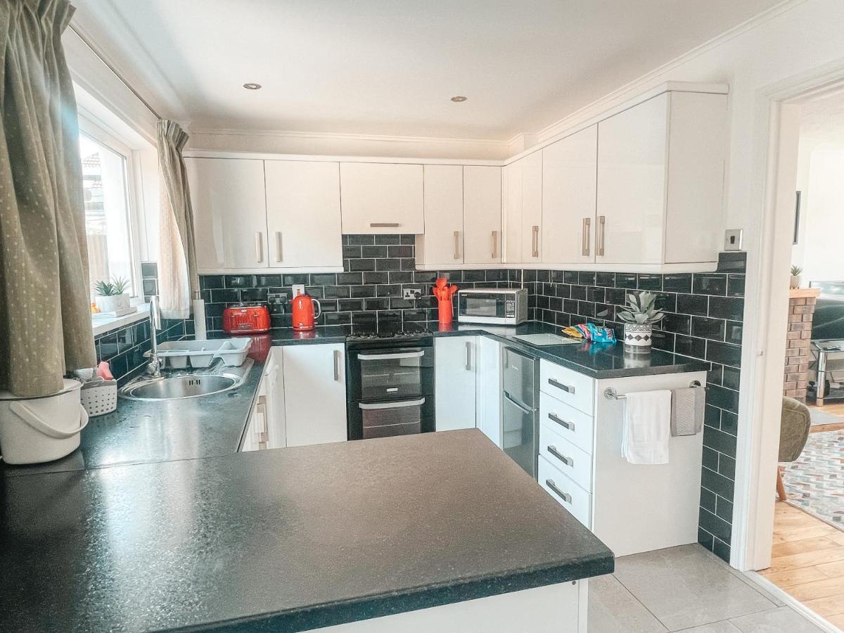 Staybynumbers - Spacious Three Bed House Royal Hillsborough Dış mekan fotoğraf