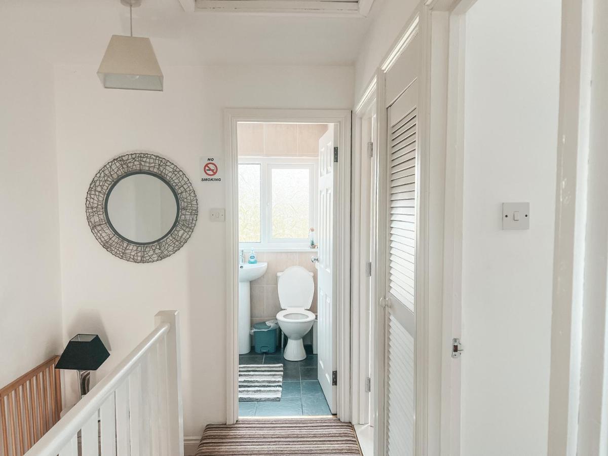 Staybynumbers - Spacious Three Bed House Royal Hillsborough Dış mekan fotoğraf