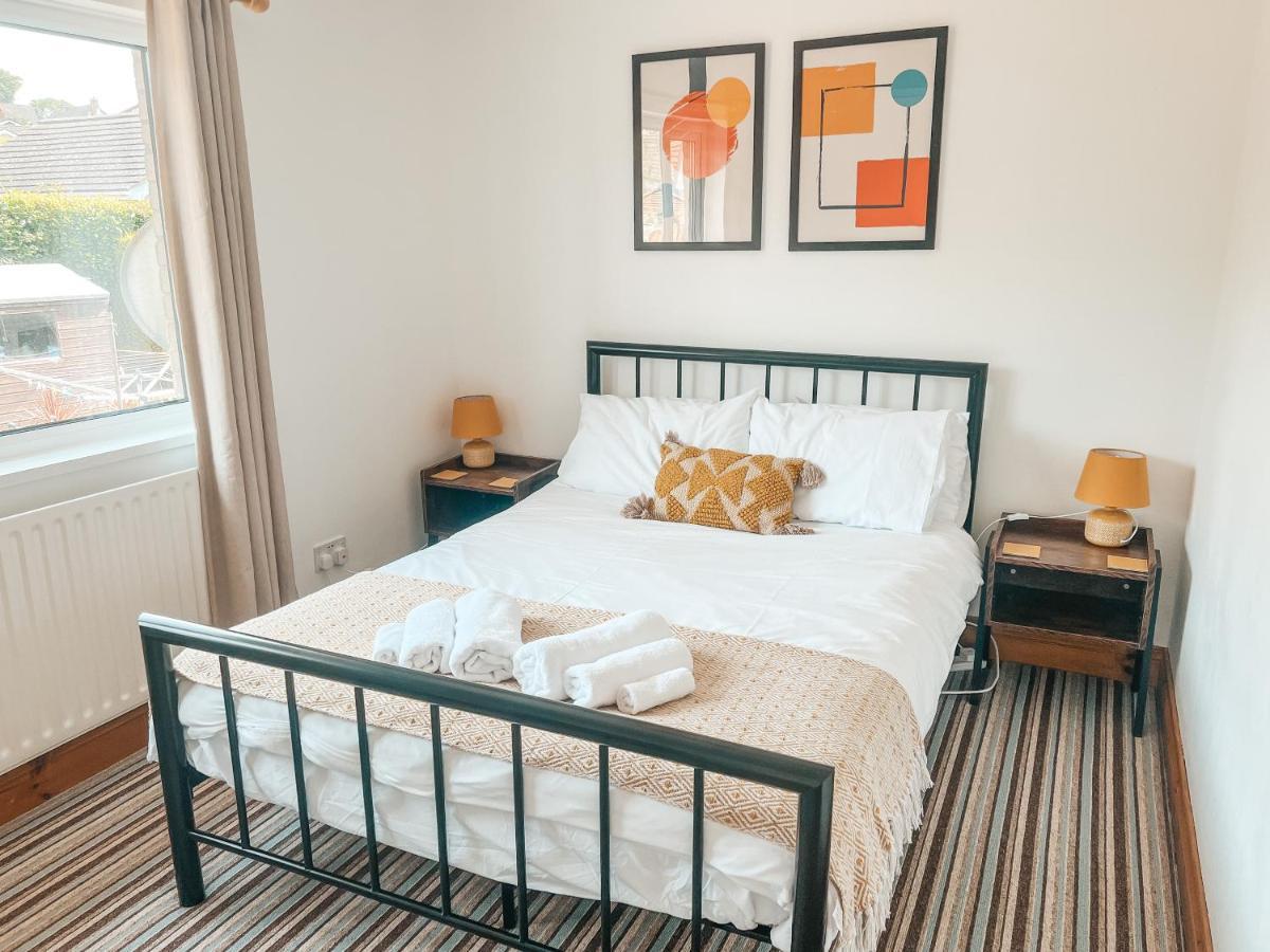 Staybynumbers - Spacious Three Bed House Royal Hillsborough Dış mekan fotoğraf