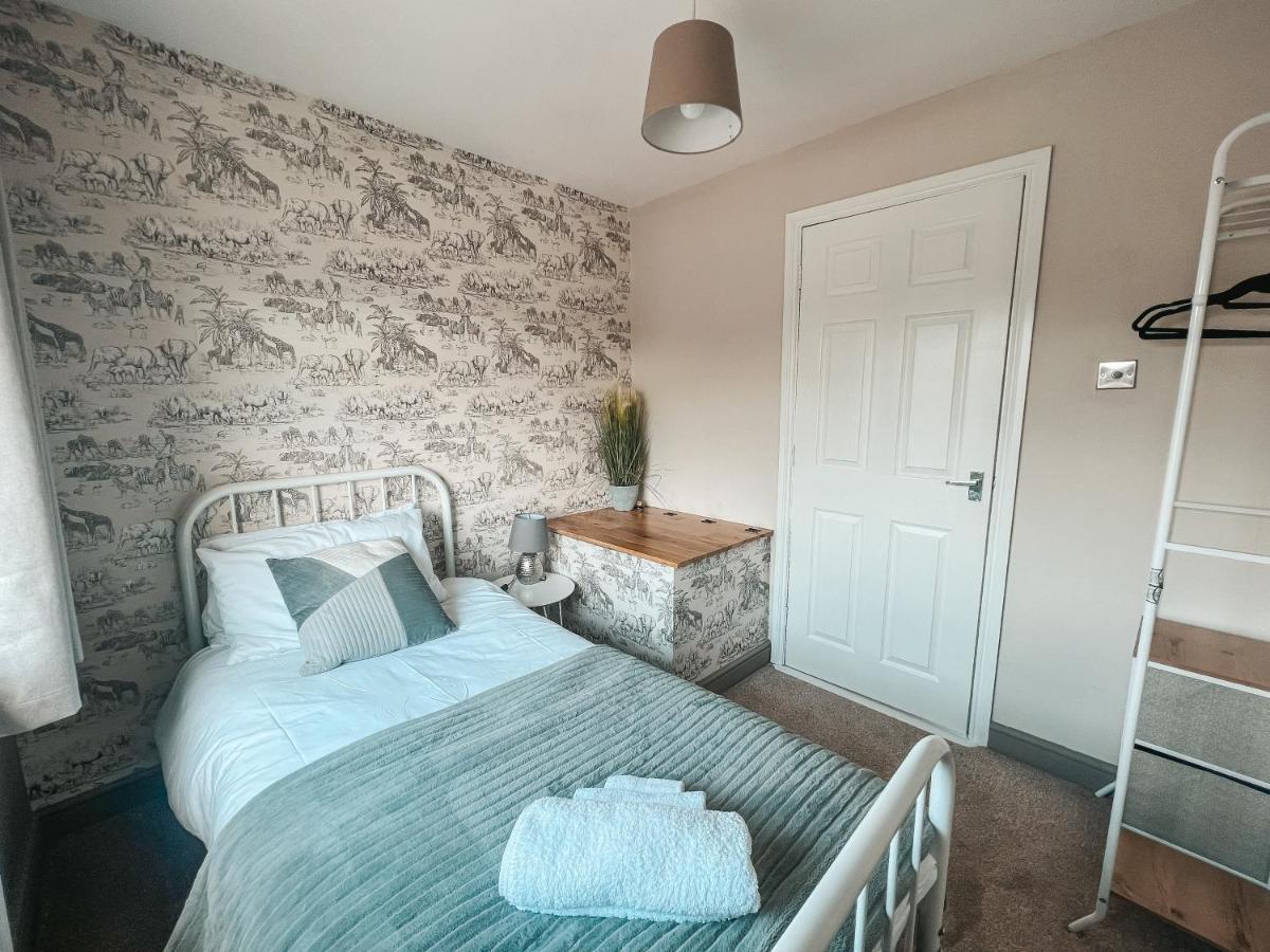 Staybynumbers - Spacious Three Bed House Royal Hillsborough Dış mekan fotoğraf