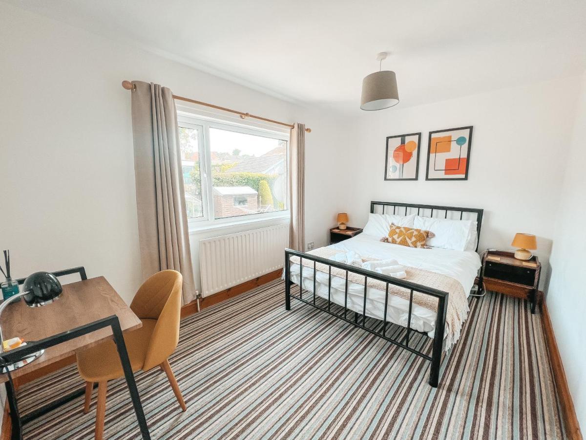 Staybynumbers - Spacious Three Bed House Royal Hillsborough Dış mekan fotoğraf