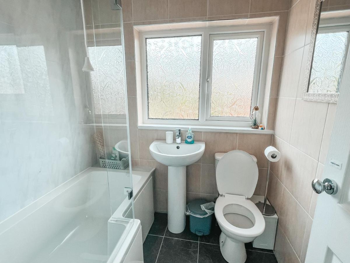 Staybynumbers - Spacious Three Bed House Royal Hillsborough Dış mekan fotoğraf