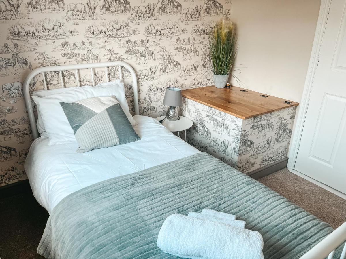 Staybynumbers - Spacious Three Bed House Royal Hillsborough Dış mekan fotoğraf