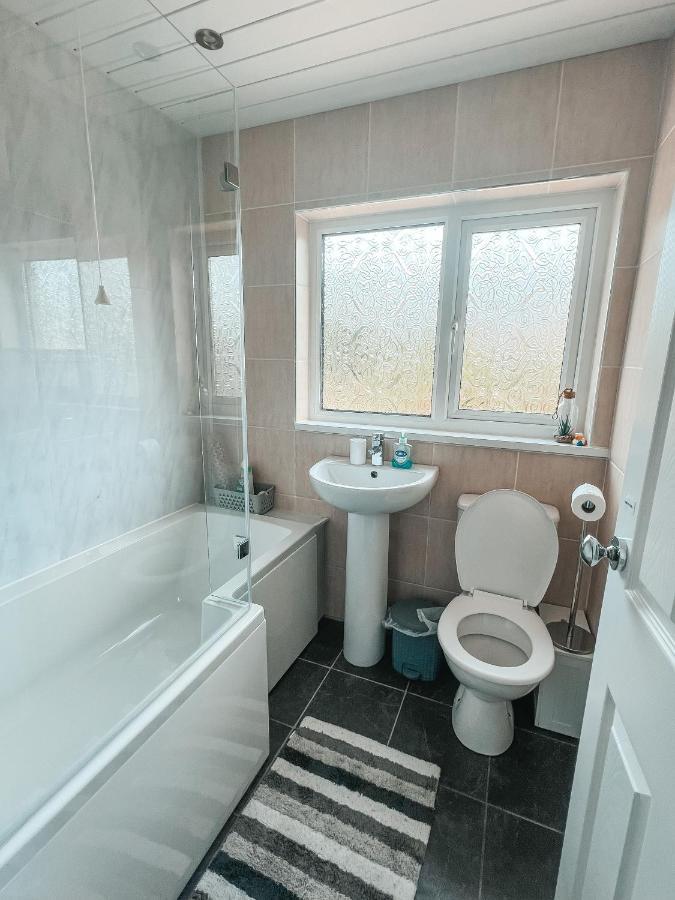 Staybynumbers - Spacious Three Bed House Royal Hillsborough Dış mekan fotoğraf
