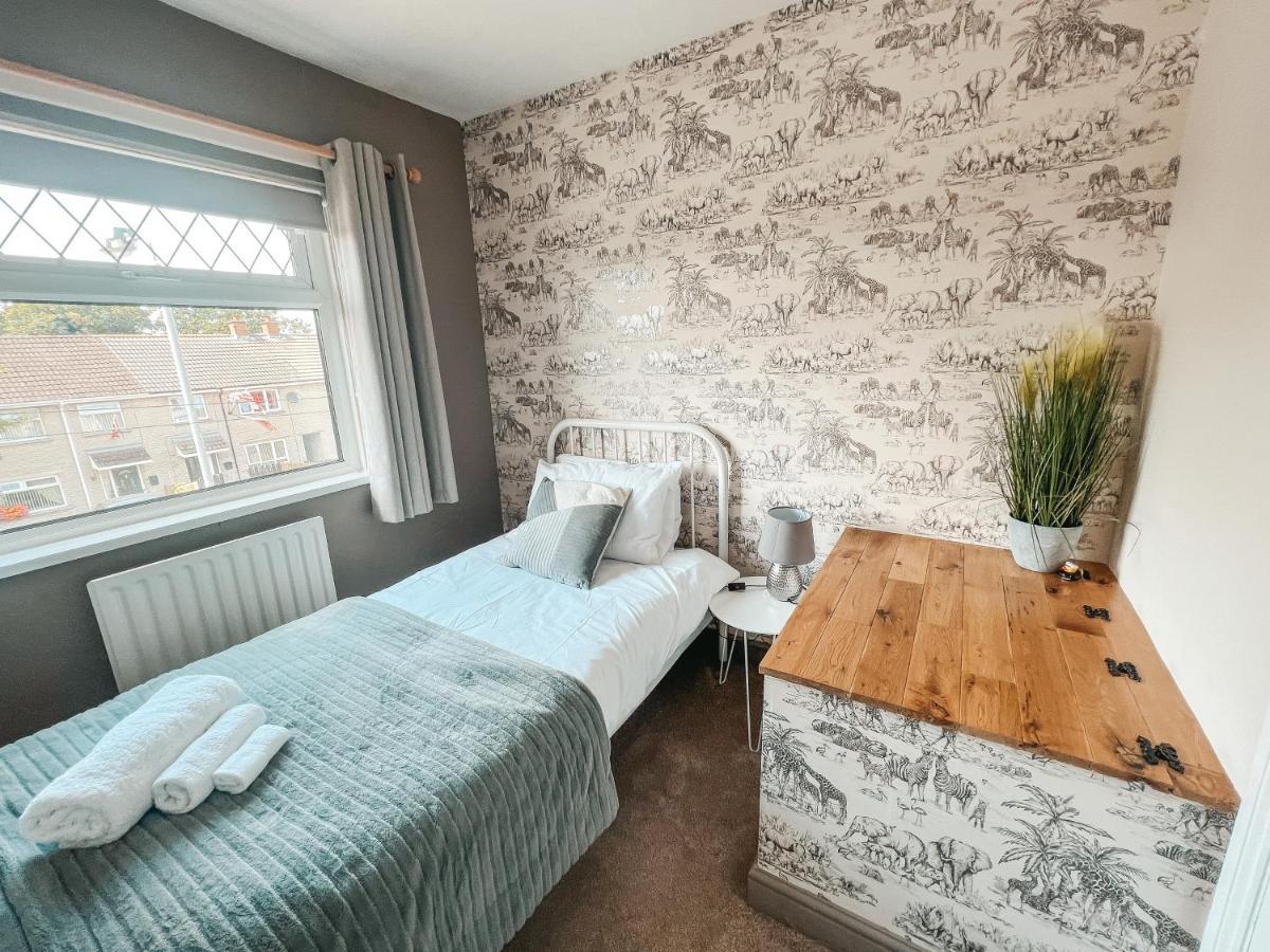 Staybynumbers - Spacious Three Bed House Royal Hillsborough Dış mekan fotoğraf