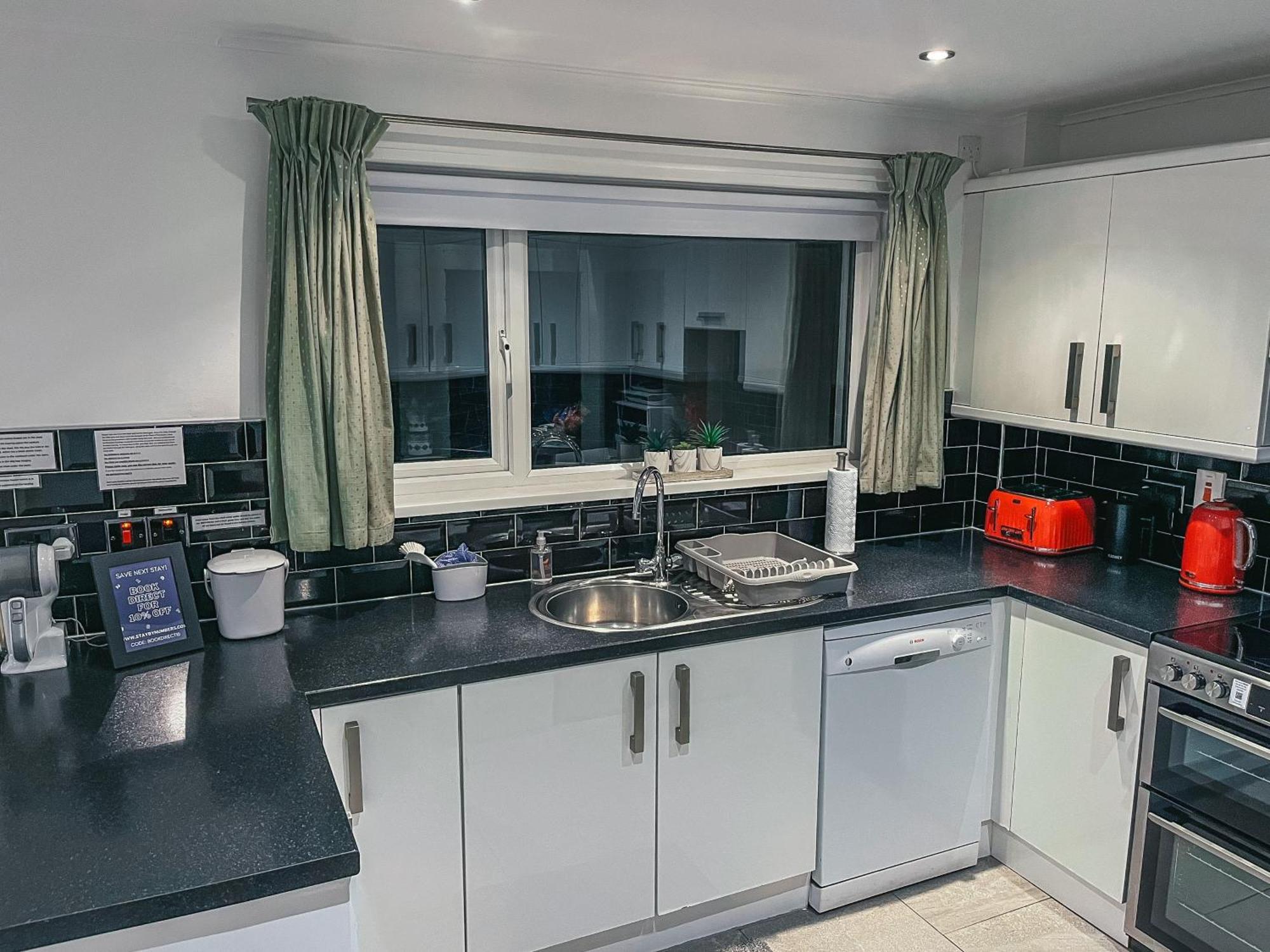 Staybynumbers - Spacious Three Bed House Royal Hillsborough Dış mekan fotoğraf